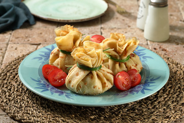 pancake o crepes  primi piatti o dessert su sfondo rustico