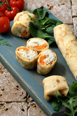 pancake o crepes  primi piatti o dessert su sfondo rustico
