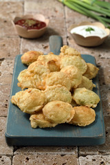 verdure fritte con salsa su tavolo di pietra rustico