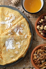 pancake o crepes  primi piatti o dessert su sfondo rustico