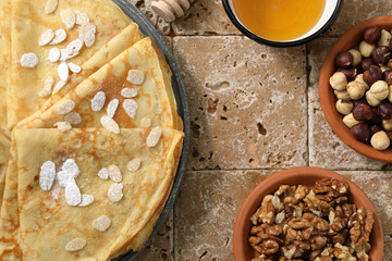 pancake o crepes  primi piatti o dessert su sfondo rustico