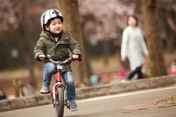 自転車に乗る男の子
