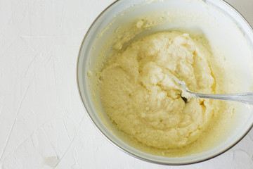 filling for cottage cheese pie, mix the cottage cheese with sugar and eggs