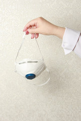 Fototapeta na wymiar respirator in hand close-up. medical respirator in hand on gray background