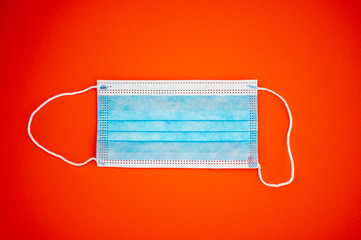 Mundschutz vor Viren vor rotem Hintergrund