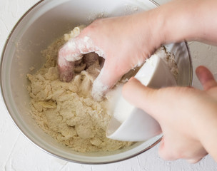 preparation of crumbly dough for cottage cheese cheesecake by hand