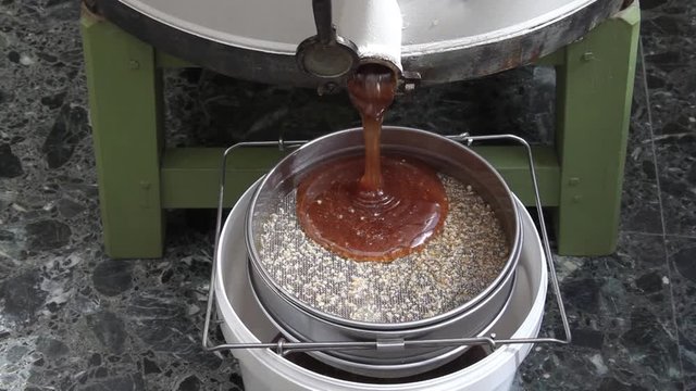Miel coulant d'un extracteur dans un tamis
