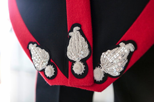 Dettaglio dell'abbigliamento di un Carabiniere in alta uniforme
