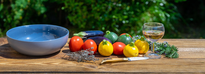 Format panoramique sur divers légume d'été posés  sur une table en bois avec un couteau et un...