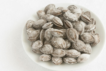 roasted apricot kernels 