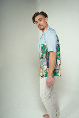 Modelo con camisa hawaiana