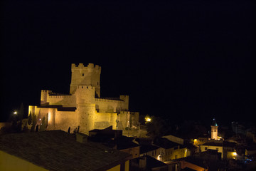 Obraz premium Illuminated medieval castle over the ancient city at night. Atalaya Castle, Villena, Spain.