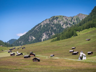 Fototapeta na wymiar Pfundser Tschey alpine meadows and its chapel