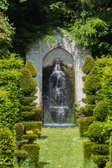 Fototapeta na wymiar Fontaine au fond d'un jardin