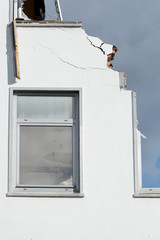 Altes Fenster mit zersplitterten Glas an einem Abbruchhaus
