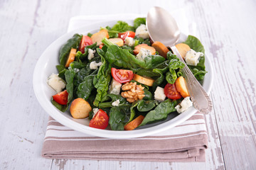 spinach salad with tomato, cheese, walnut and crouton
