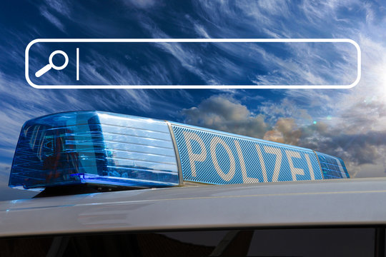 Polizeiauto vor blauem Himmel mit Suchfeld und Lupe