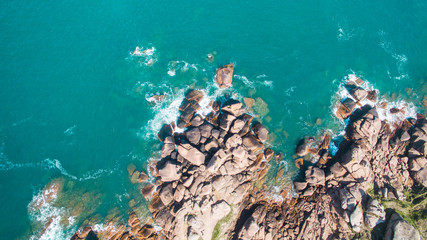 Mer vue aérienne paysage rochers bretagne © JérémyElain