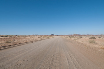 Fototapeta na wymiar strada sterrata nel deserto del namib