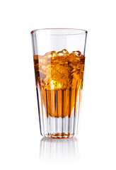 alkoholischer Drink in einem Glas isoliert auf weißem Untergrund