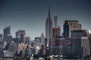 Obraz premium New York City skyline with clear sky and buildings, skyscrapers