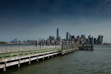 Obraz premium New York City skyline with clear sky and buildings, skyscrapers
