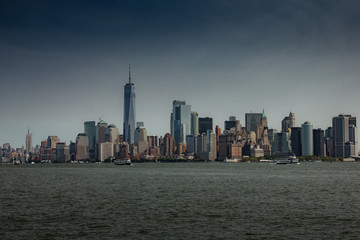 Fototapeta premium New York City skyline with clear sky and buildings, skyscrapers