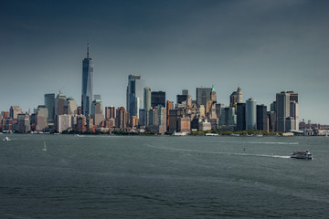 Obraz premium New York City skyline with clear sky and buildings, skyscrapers