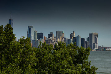 Obraz premium New York City skyline with clear sky and buildings, skyscrapers