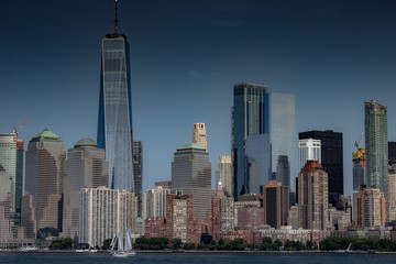 Obraz premium New York City skyline in summer with blue sky