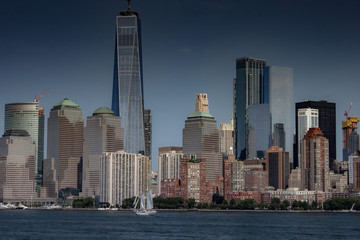 Obraz premium New York City skyline in summer with blue sky