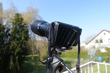 Fotoapparat auf Stativ