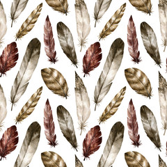 Aquarell nahtlose Muster mit handgezeichneten Vogelfedern im Boho-Stil. Hintergrund mit Naturelementen für Tapeten, Verpackung, Einladung, Wohnkultur