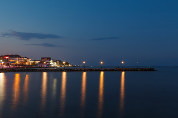 Obraz premium Paralia seaside promenade with lanterns, buildings and lighthouses in the port