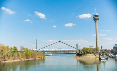 Düsseldorf Fernsehturm am Rhein
