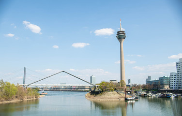 Fototapeta na wymiar Düsseldorf Fernsehturm am Rhein