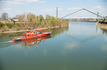Feuerwehr Schiff auf dem Rhein in Düsseldorf