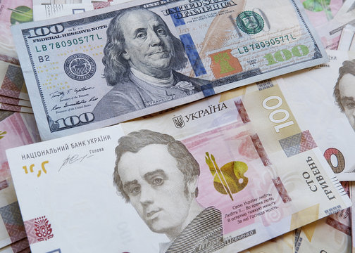 One hundred (100) dollars against the hryvnia. The dollar against the hryvnia is growing and falling. Different currencies. The ratio of hryvnia to foreign currenci