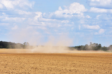 Traktor auf trockenem Feld  © Karin Jähne