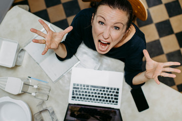 Frau beim Home-Office dreht durch
