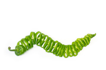 Pimiento verde italiano cortado en rodajas sobre fondo blanco aislado. Vista superior. Copy space