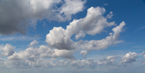 Wolken am blauen Himmel