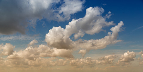 Fototapeta na wymiar Wolken am blauen Himmel