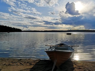 łódka na brzegu jeziora, jezioro łódka  © Wojciech