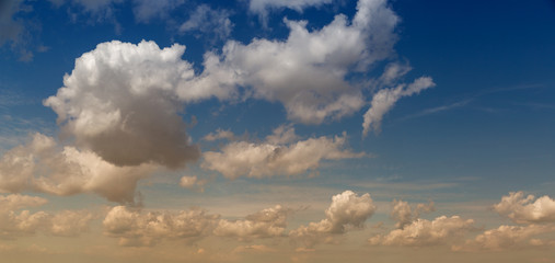 Wolken am blauen Himmel