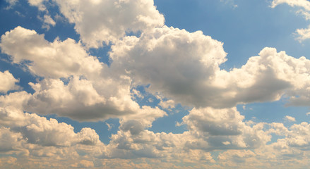 Wolken am blauen Himmel