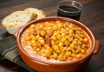Callos de ternera con garbanzos