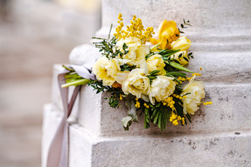 bouquet of yellow and white flowers