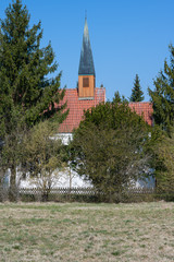 Wunderschöne Kirche in Frühlingslandschaft