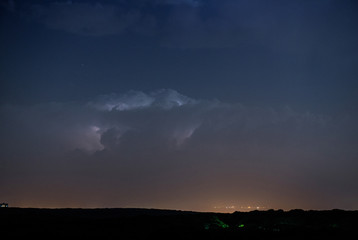 Obraz premium Lightning flashes in a sky during a strong thunderstorm